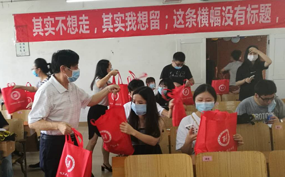 公司领导暖心送上午餐礼包