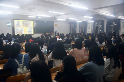 同学们认真听讲